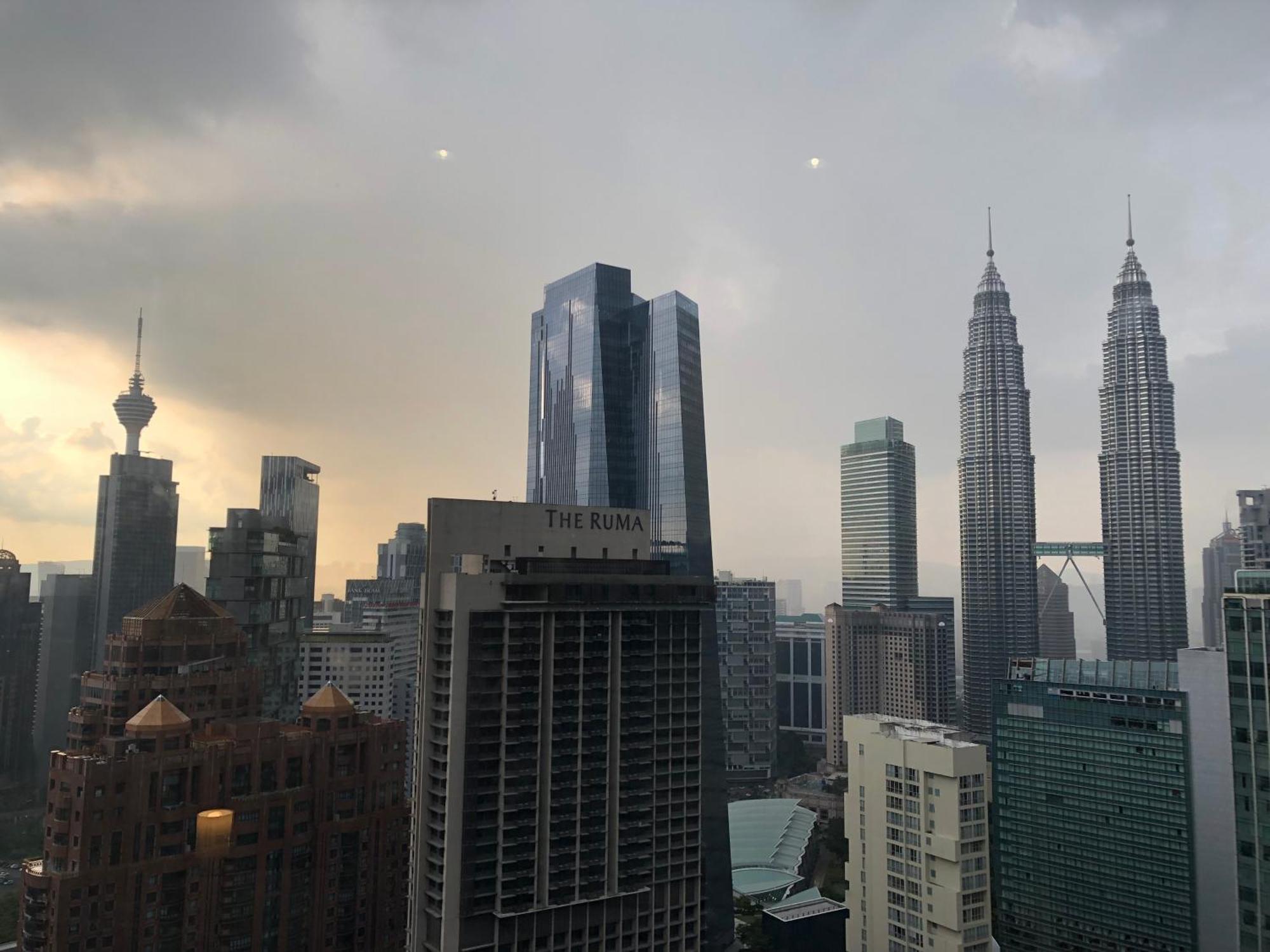 8 Kia Peng Suites Klcc By Luna Куала Лумпур Екстериор снимка